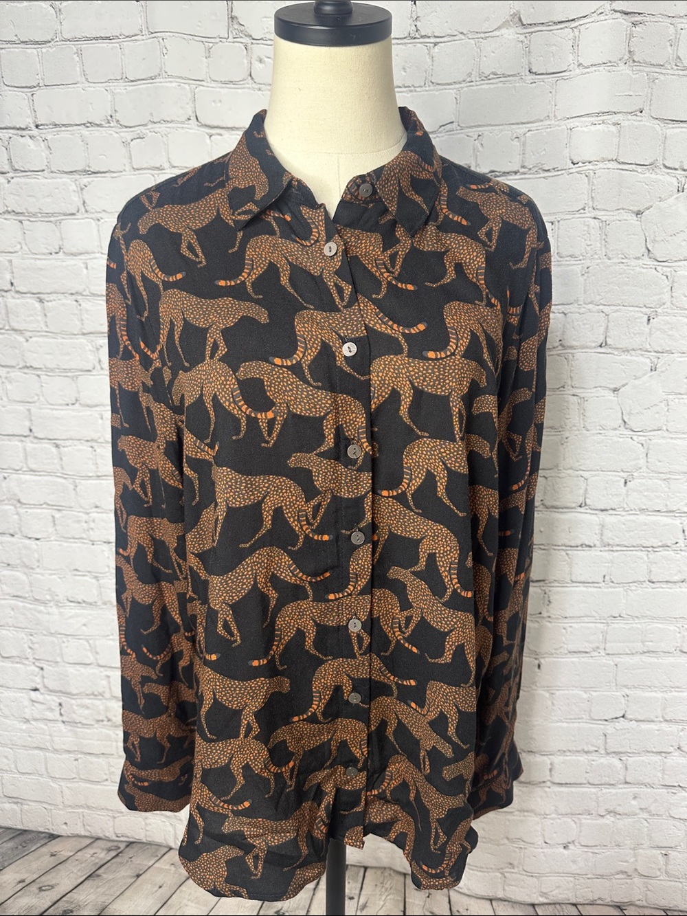 Jane & Delancey Black Button-Down Shirt with Brown Cheetah Silhouette Print M
